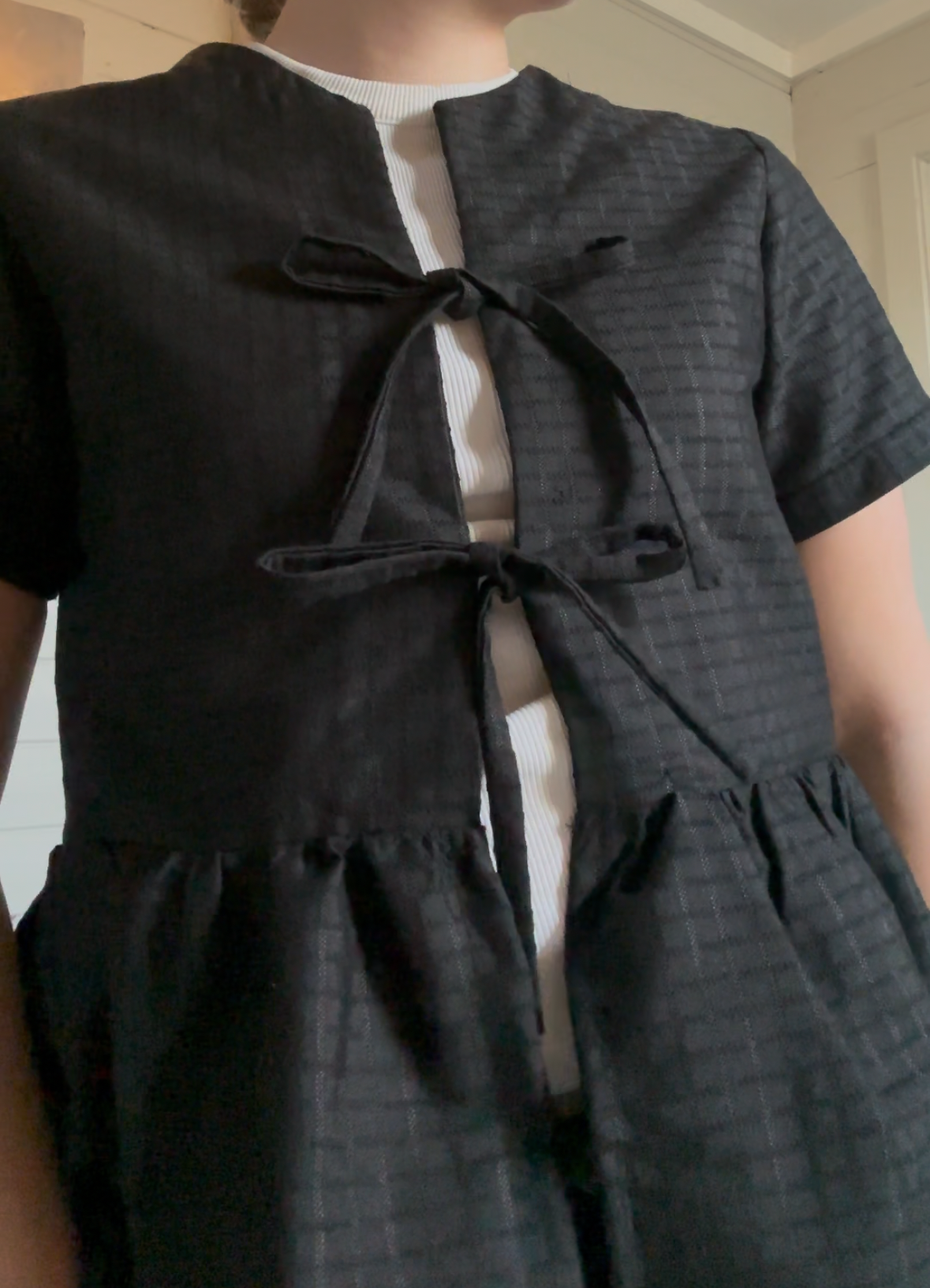 Knytebluse med rynkekappe